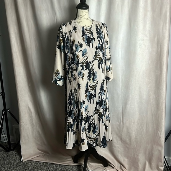 HARPER Cocktail Dress Floral size Small 3/4 arm length Pleated & Lined